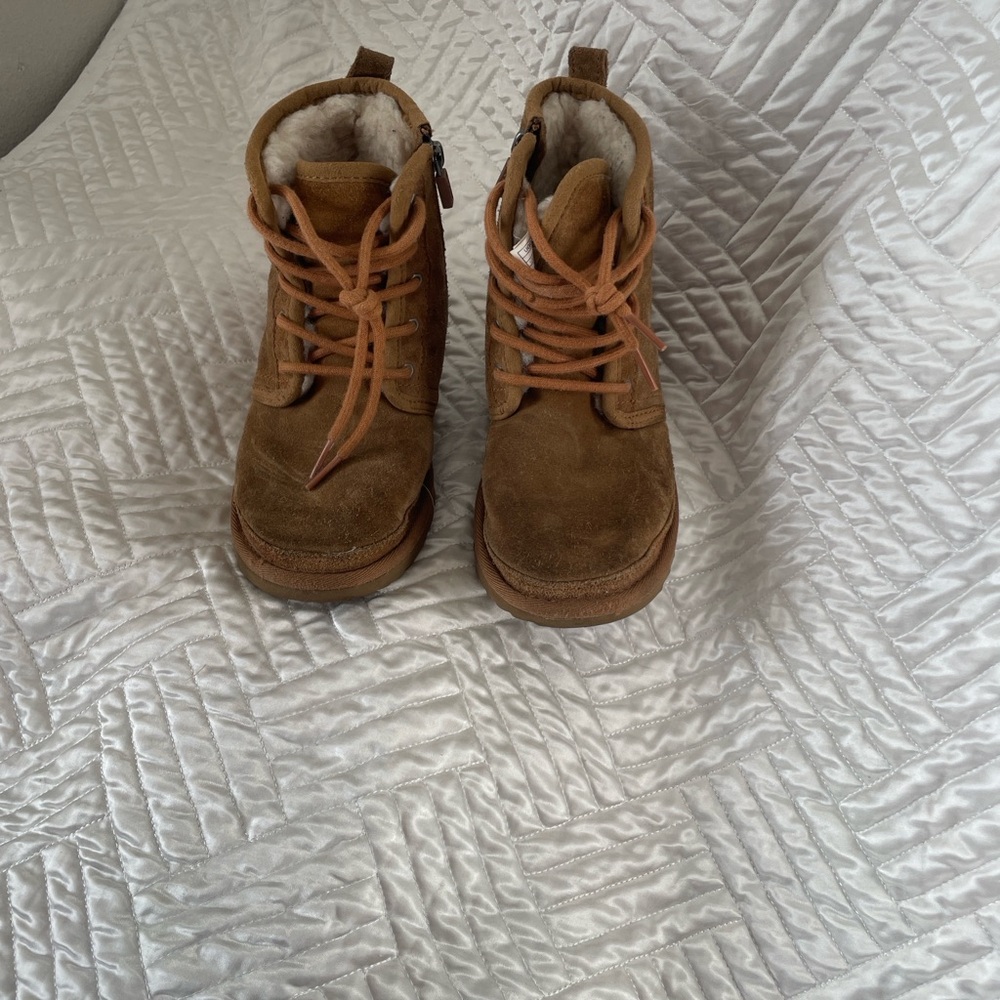 UGG Harkley kid’s boots